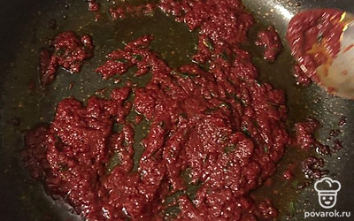 Чеснок убираем, добавляем в масло томатную пасту и зелень, соль и сахар по вкусу. 