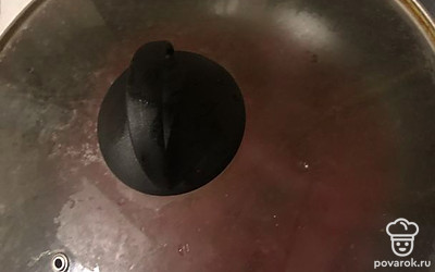 Тушим по крышкой 5-7 минут. 