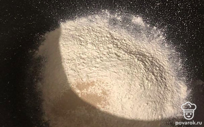 Просеиваем муку, добавляем соль и дрожжи. 