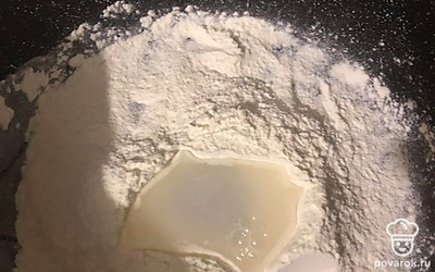 Добавим воду комнатной температуры и перемешиваем. 