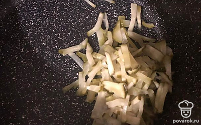 Нарезаем огурцы. 