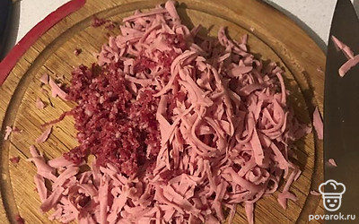 На крупной тёрке натираем 2 вида колбасы. 