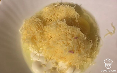 Готовим заливку (майонез, яйцо и сыр смешиваем).