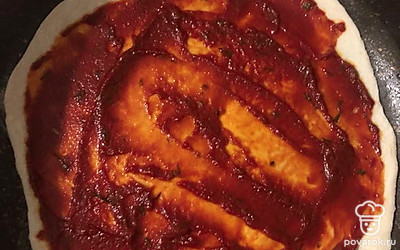 Обмазываем соусом. 