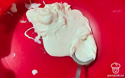 Смешиваем майонез со сметаной.