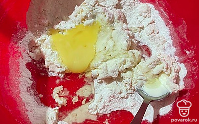 Добавляем яйцо, муку и перемешиваем.