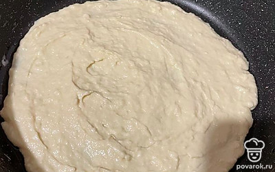 Выкладываем тонким слоем на сковороду.