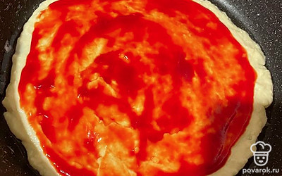 Смазываем кетчупом.