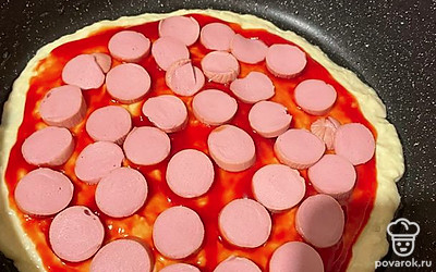 Нарезаем сосиски кольцами и выкладываем.