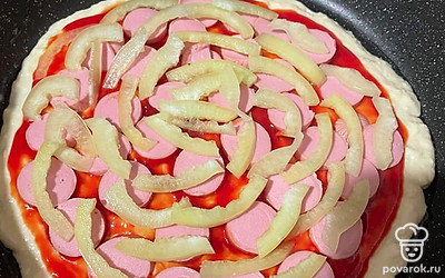 Дальше перчик режем и выкладываем сверху.