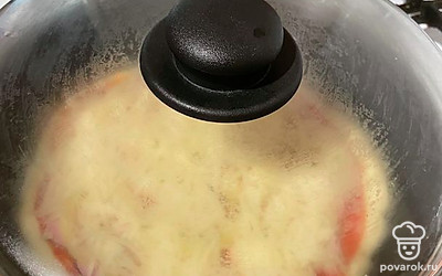 Включаем плиту и на медленном огне выпекаем 15 минут.