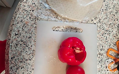 Помойте помидор, болгарский перец и мелко нарежьте.