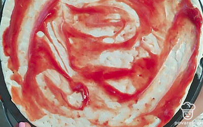 Основу пиццу смажьте кетчупом или томатным соусом, можно также добавить майонеза.