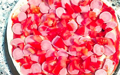 Сверху разложите порезанные кусочки овощей.