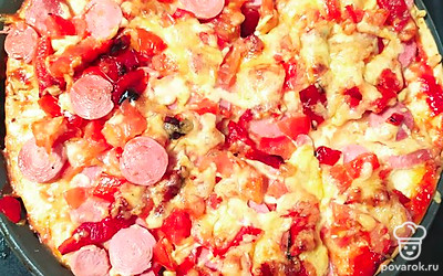 Вкусненькая пицца готова! Сверху по желанию, можно посыпать свежей зеленью.