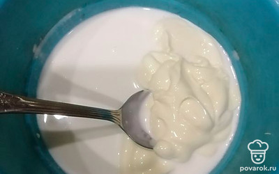 Для теста смешать сметану и майонез.