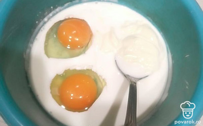 Добавить яйца. Все перемешать. 