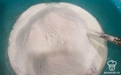 Добавить соль, разрыхлитель теста и муку. 