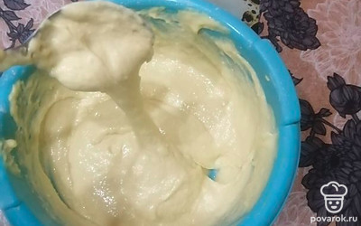 Смешать все до однородной массы. Тесто получается жидкое. 