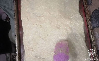 Распределить равномерно полученное тесто на силиконовом коврике на притивне тонким слоем. 