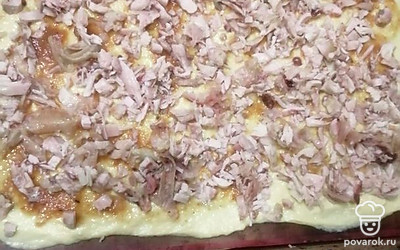 Выложить нарезанное куриное мясо. 