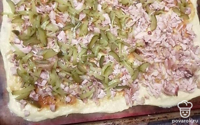 Добавить нарезанный соломкой солёный огурец. Можно добавить помидор свежий, перец болгарский. 