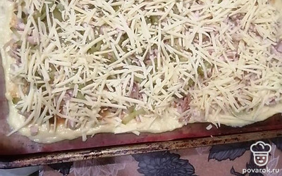 Пиццу посыпать тертым сыром. 