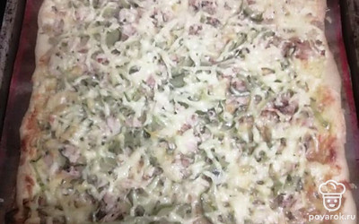 Этот рецепт пиццы можно менять под свой вкус. Пицца получается очень вкусной и сочной. Подавать, порезав на порционные кусочки.