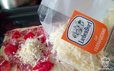 Разложите колбасу и посыпьте тертым сыром. Запекайте 12-15 минут. Пицца-минутка готова!