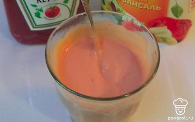 Майонез смешать вместе с кетчупом. 