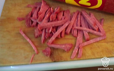 Порезать соломкой колбасу. 