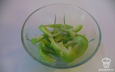 Перец порезать на небольшие кусочки. 
