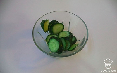 Огурцы порезать кружочками. 