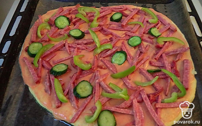 Добавить огурцы, перец и поставить в духовку при 180 градусах на 20-25 минут. 