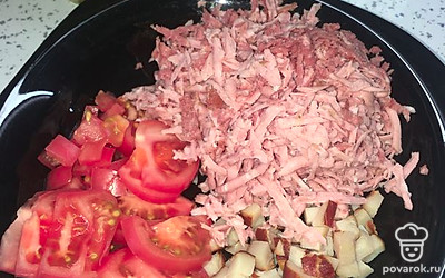 Порезать помидор, натереть колбасу.