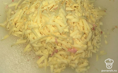 Натереть сыр, моццареллу нарезать или тоже натереть на тёрке. 