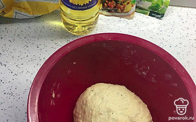 В стакан тёплой воды, добавила сушеные специи, дрожжи, муку и в конце масло, тесто должно быть мягким.