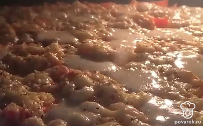 Готовить в духовке при 190 градусах 10 минут и затем 250 градусов 10 минут.