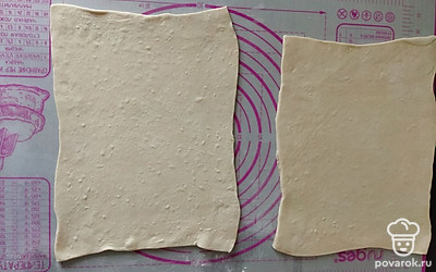 Раскатайте 2 пласта теста в одном направлении. 