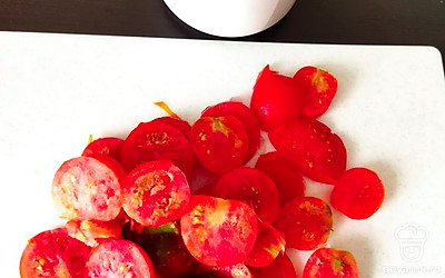 Нарежьте помидоры, положите в томатную пасту чайную ложку приправы и размешайте.