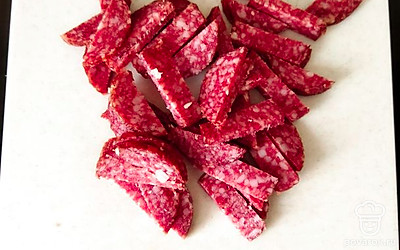 Колбасу порежьте полосками.