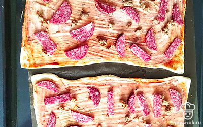 Выложите на них слой колбасы.