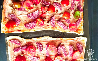 Слой нарезанных помидор.