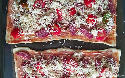 Посыпьте всё тёртым сыром. Уберите в духовой шкаф выпекаться на 15-20 минут при температуре 220 градусов.