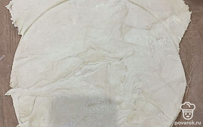 С помощью тарелки наметить круг, нарисовать уши, вырезать ножом.