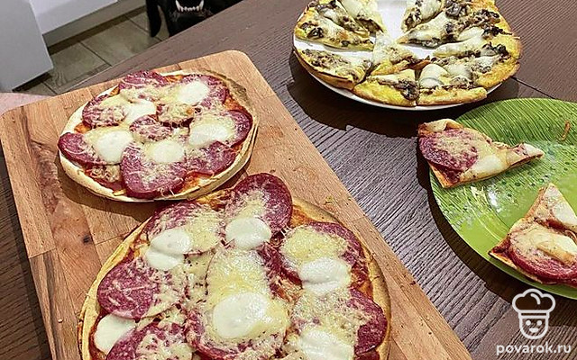 Пицца на лаваше с сервелатом и сыром — Рецепт с фото