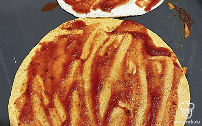 Из лаваша вырезаем круги диаметром 30 сантиметров и смазываем кетчупом один круг. 