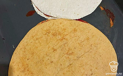 Сверху кладем второй круг.