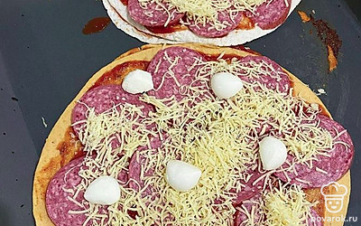 Посыпаем сыром, кладем моцарелу и отправляем в духовку разогретую до 200 градусов на 15 минут.