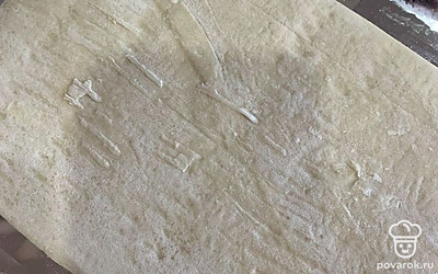 Разморозить слоеное тесто.